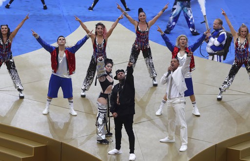Ca sĩ Era Istrefi (trái), ca six Nicky Jam and U.S. và nghệ sĩ Will Smith biểu diễn kết thúc lễ bế mạc
