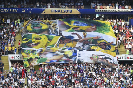 Hình ảnh của các cổ động viên ở các trận đấu đã qua của World Cup 2018 được các nghệ sĩ mang lên sân khấu lễ bế mạc