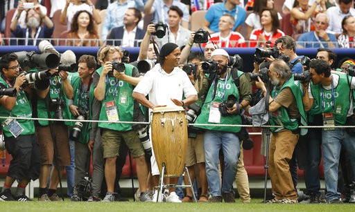 Cựu danh thủ Ronaldinho - người đã cùng Brazil vô địch World Cup 2002 - biểu diễn đánh trống ở lễ bế mạc