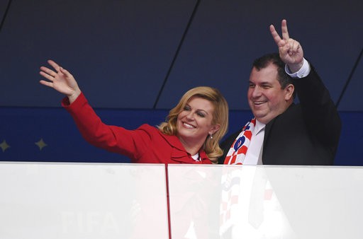 Tổng thống Croatia (trái) tới cổ vũ cho đội nhà ở trận chung kết