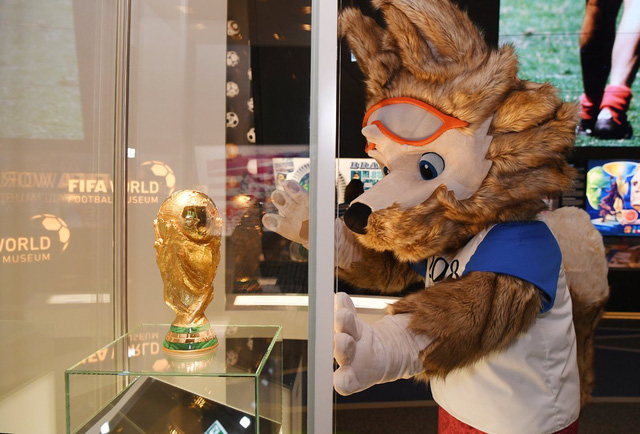 Linh vật World Cup 2018 với chiếc cúp vàng World Cup