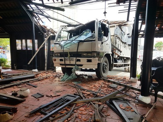Xe tải chạy thẳng và nhà hàng và tông sập một phần nhà gỗ