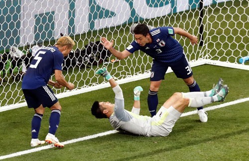 Các tuyển thủ Nhật luôn thi đấu với tinh thần của những chiến binh samurai, cộng với sự khoa học trong lựa chọn lối chơi đã giúp họ lọt đến vòng 1/8 World Cup Ảnh: REUTERS