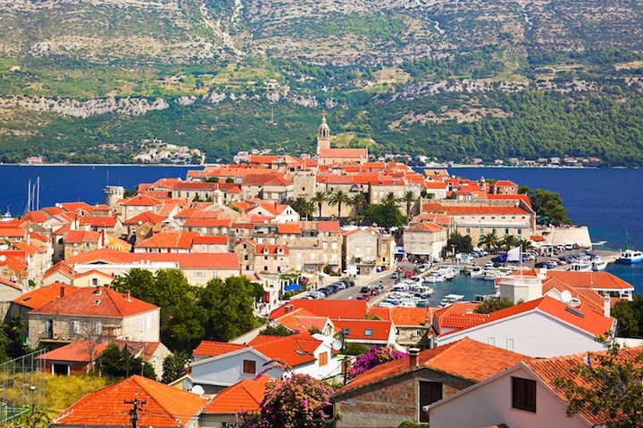 Thị trấn Korcula trên đảo cùng tên ở biển Adriatic.