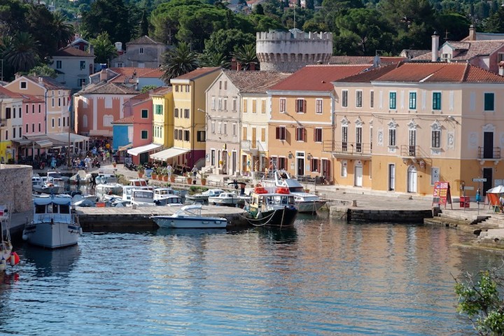 Nhịp sống rất chậm tại thị trấn Veli Losinj nằm ở tây Croatia. Cảng biển ở đây rất đẹp, có thể nhìn thấy lũ cá heo vui đùa.