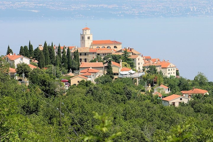 Moscenice – một thị trấn trung cổ trên đỉnh đồi điển hình. Thị trấn nằm trên bán đảo Istrian.