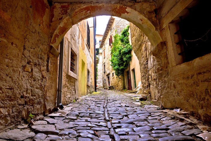 Thị trấn Groznjan ở miền bắc Croatia. Đây là đô thị duy nhất ở Croatia có đa số người gốc Italy. Thị trấn vốn là một pháo đài nhỏ.