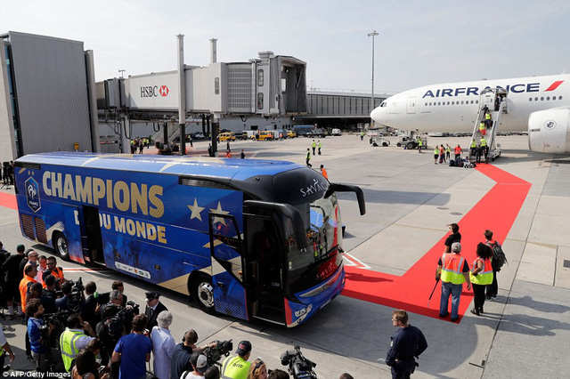 Chiếc xe chở đội tuyển Pháp diễu hành tại Paris sau khi xuống sân bay