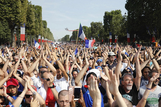 Gần 500.000 người hâm mộ ở Paris đã chờ sẵn để đón chào các nhà vô địch