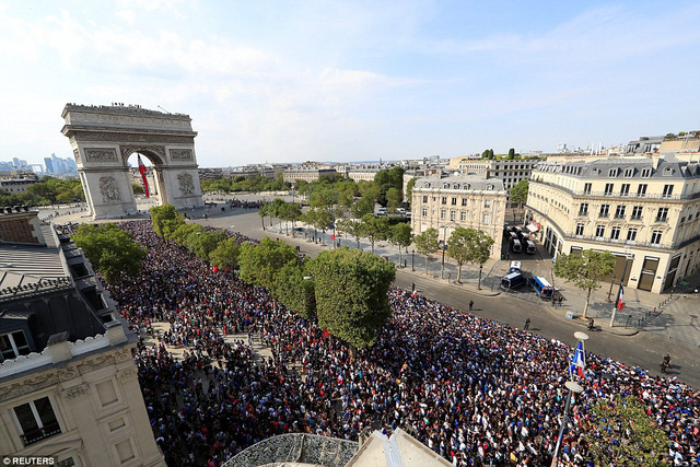 Đại lộ Champs-Elysees gần như không còn chỗ trống ngày lễ mừng công đội tuyển Pháp