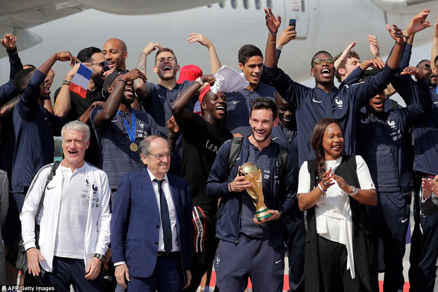 Khoảnh khắc đội trưởng Lloris cầm chiếc cúp vàng, bên cạnh HLV Deschamps và chủ tịch liên đoàn bóng đá Pháp Noel Le Graet