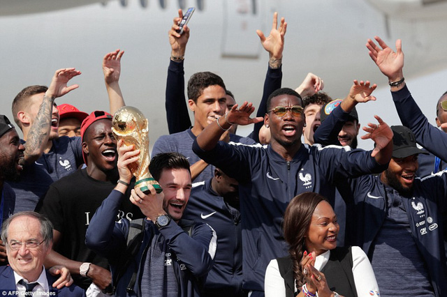 Cầu thủ Pháp nâng cao chiếc cúp vô địch thế giới