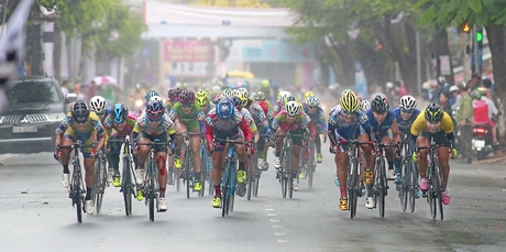 Các đua tung nước rút về đích tại TP Long Xuyên.