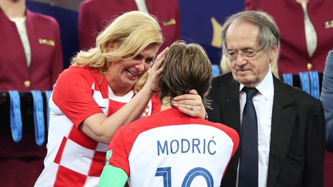 Bà Kolinda Grabar-Kitarović an ủi Modric. (Nguồn: Reuters)