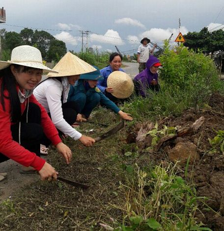 Chị Biên (cầm nón) luôn tích cực vận động hội viên tham gia các công trình, phần việc xây dựng nông thôn mới. 