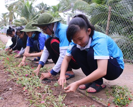 Các thầy giáo “áo xanh” Trường ĐH Kinh tế TP Hồ Chí Minh hăng say giảng bài cho học sinh vùng nông thôn.