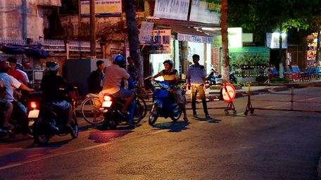 Nhiều phương tiện phải quay lại đi vòng vào thời điểm tuyến đường Tô Thị Huỳnh phục vụ phố đi bộ.  Ảnh: TẤN PHÁT