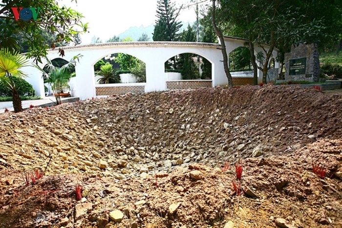 Hố bom nơi 10 cô gái hy sinh, được phục dựng bên cạnh khu mộ.
