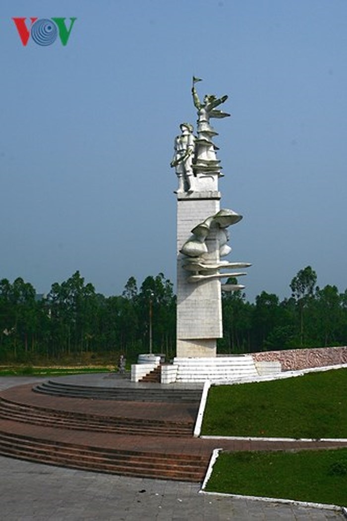  Tượng đài chiến thắng ở Ngã ba Đồng Lộc.