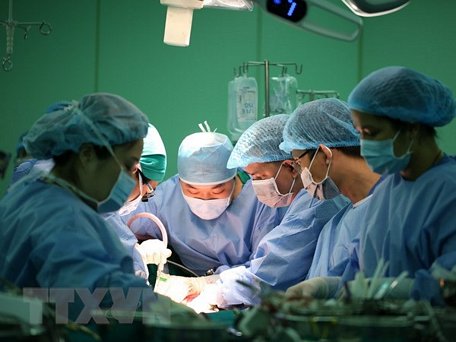 Các bác sỹ Bệnh viện Đại học y dược Thành phố Hồ Chí Minh thực hiện ca ghép gan với sự hỗ trợ của các chuyên gia đến từ bệnh viện ASAN. (Ảnh: TTXVN phát)