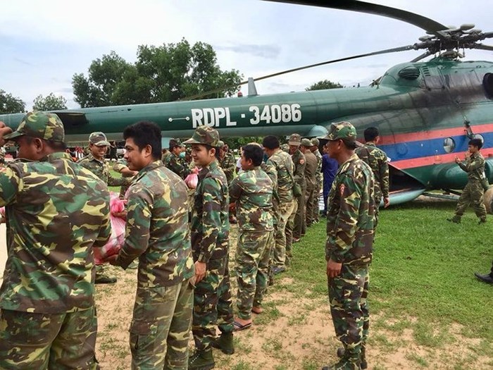 Nhà chức trách Lào gấp rút điều động trực thăng chở hàng cứu hộ và sơ tán người dân tại Attapeu. Ảnh: ABC Laos.