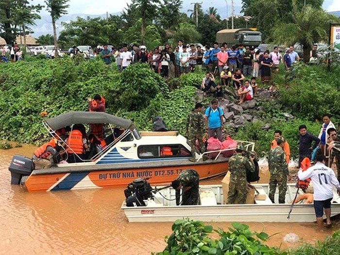 Nhân viên cứu hộ dùng xuồng máy đưa người dân đến nơi an toàn tại huyện San Sai. Ảnh: ABC Laos.