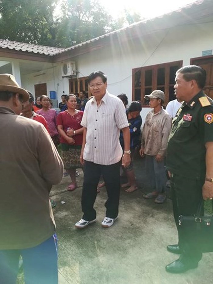Thủ tướng Lào Thongloun Sisoulith đã hủy bỏ cuộc họp chính phủ hàng tháng để dẫn đầu đoàn quan chức đến huyện Sanamxay chỉ đạo cứu hộ, cứu trợ. Ảnh: ABC Laos.