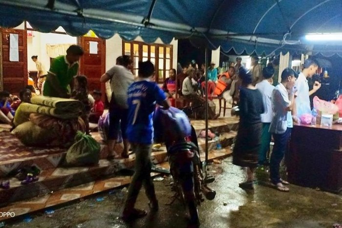 Người dân bên trong khu tạm trú sau sự cố vỡ đập tại tỉnh Attapeu. Ảnh: Reuters.