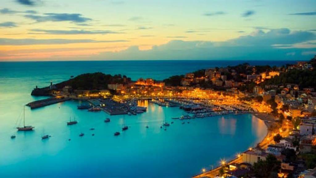 Hòn đảo ngập nắng được mệnh danh là đảo tình yêu này gần hơn mọi người nghĩ, đó chính là Majorca, ở Tây Ban Nha. Nếu du khách đang ở châu Âu, chỉ mất khoảng 3 tiếng đồng hồ là có thể đến được hòn đảo trong mơ này rồi. Dù chọn nơi đây làm tuần trăng mật hay kỳ nghỉ cuối tuần thì mọi thứ đều rất tuyệt vời, không có gì để chê được.