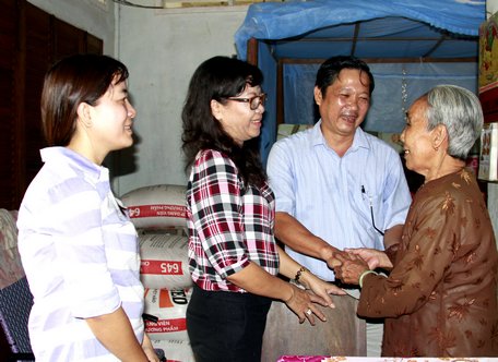 Đại diện Báo Vĩnh Long thăm hỏi và tặng quà Mẹ Việt Nam anh hùng Phan Thị Khéo (xã Trung Hiệp- Vũng Liêm).