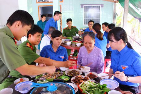 “Bữa cơm nghĩa tình, ấm áp yêu thương” cùng Mẹ Việt Nam anh hùng Phạm Thị Diễn (xã Thạnh Quới- Long Hồ).