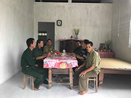 Đồng đội chia vui, mừng cựu chiến binh Nguyễn Hồng Phong (xã Song Phú- Tam Bình) vừa được tặng nhà tình nghĩa.