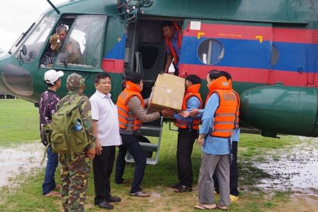 Công ty TNHH MTV Hữu nghị Nam Lào (Quân khu 5) chuyển hàng cứu trợ đến với người dân Lào vùng bị ảnh hưởng sự cố đập thủy điện Xe Pian-Xe Namnoy. Ảnh: QĐND