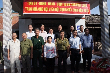 Bí thư Tỉnh ủy- Trần Văn Rón và lãnh đạo sở, ngành, địa phương chụp hình lưu niệm mừng nhà mới cùng gia đình ông Phan Văn Nguyên (Ấp 8, xã Hòa Hiệp- Tam Bình).