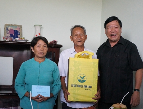Bí thư Tỉnh ủy- Trần Văn Rón tặng quà cho cựu chiến binh Nguyễn Thị Năm (Ấp 10, xã Hòa Hiệp)