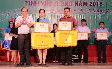 Ủy viên Thường vụ Tỉnh ủy, Trưởng Ban Tuyên giáo Tỉnh ủy- Nguyễn Bách Khoa trao giải toàn đoàn.