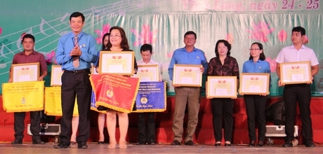 Chủ tịch LĐLĐ tỉnh- Huỳnh Bá Long trao giải nhất toàn đoàn