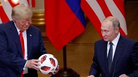 Tổng thống Mỹ Donald Trump nhận quả bóng World Cup từ tay Tổng thống Nga Vladimir Putin tại Hội nghị Thượng đỉnh Nga - Mỹ ngày 16/7. (Ảnh: Reuters)
