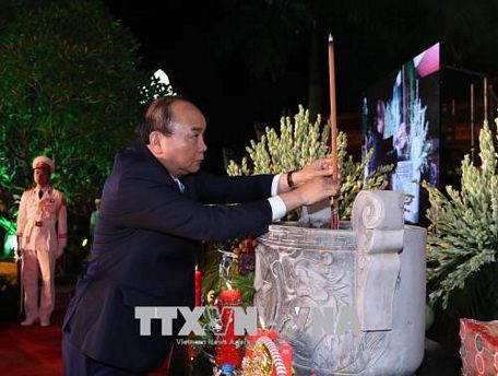 Thủ tướng Nguyễn Xuân Phúc và các đại biểu dâng hương, hoa tưởng nhớ các Anh hùng liệt sỹ. Ảnh: Thống Nhất/TTXVN