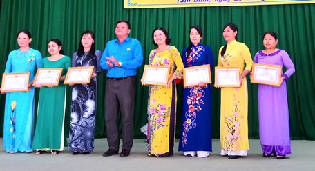 Ông Trấn Tấn Kiệt- Phó Chủ tịch LĐLĐ huyện trao tặng giấy khen cho các cá nhân xuất sắc
