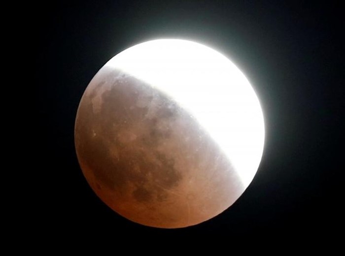 Nguyệt thực toàn phần xảy ra khi Mặt Trăng đi vào vùng bóng tối (Umbra) của Trái Đất và bị che khuất hoàn toàn. Ảnh: Reuters.