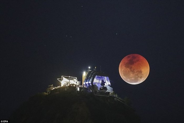 Mặt trăng chuyển sang màu đỏ máu ở Rio de Janeiro, Brazil. Ảnh: EPA./.