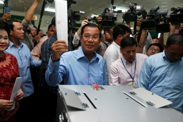 Thủ tướng Hun Sen đi bỏ phiếu tại tỉnh Kandal ngày 29/7 (Ảnh: Reuters)