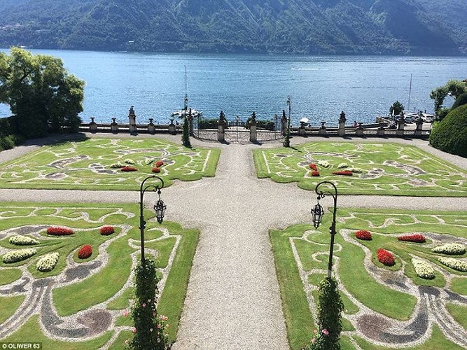 Mặt sau của biệt thự có khu vườn theo phong cách truyền thống của Ý, với tầm nhìn tuyệt đẹp ra hồ nước.