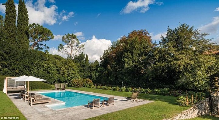 Ngoài khu vườn truyền thống của Ý và tầm nhìn ra hồ, biệt thự còn có hồ bơi, nơi khách nghỉ có thể thư giãn. 