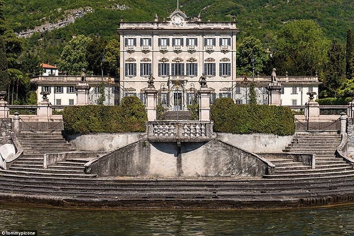 Mặt tiền ấn tượng của biệt thự Sol Cabiati trên bờ Hồ Como.