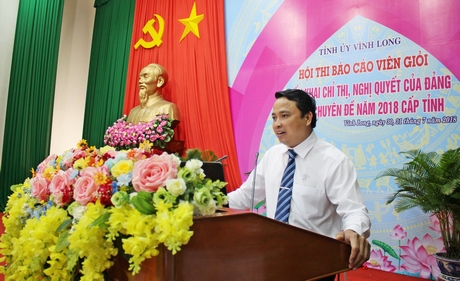 Thí sinh Nguyễn Thanh Cần- Đảng ủy Phường Cái Vồn (TX Bình Minh) trình bày phần dự thi.