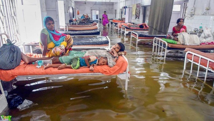 Bệnh viện Trường ĐH Y Nalanda ngập sâu trong nước. Ảnh: PTI