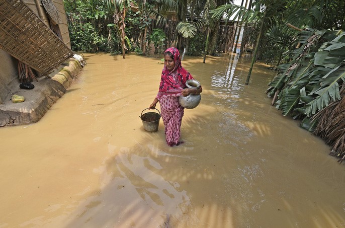 Nước ngập ở bang Assam trong trận lụt hồi tháng 6. Ảnh: Reuters