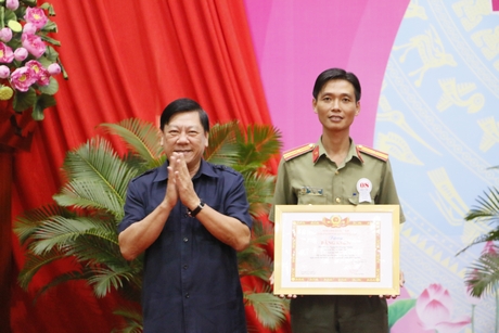 Bí thư Tỉnh ủy- Trần Văn Rón trao giải nhất cho BCV Trần Trọng Nhân- Đảng bộ huyện Bình Tân.